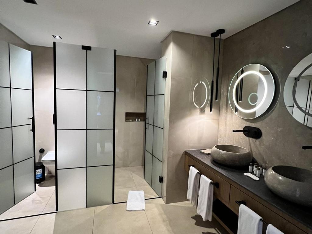 Panagia Premier Trabzon Hotel Buitenkant foto Bathroom with a walk-in shower